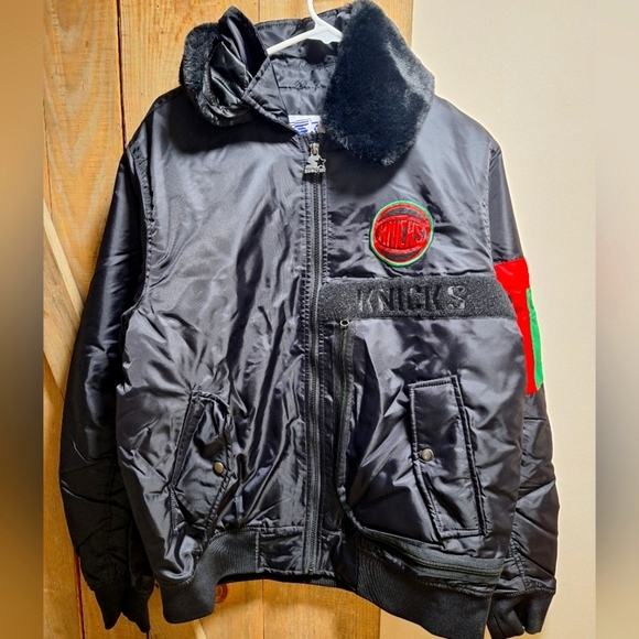 A Starter official NBA New York Knicks coat in a men's size large. NWOT. - Picture 1 of 10